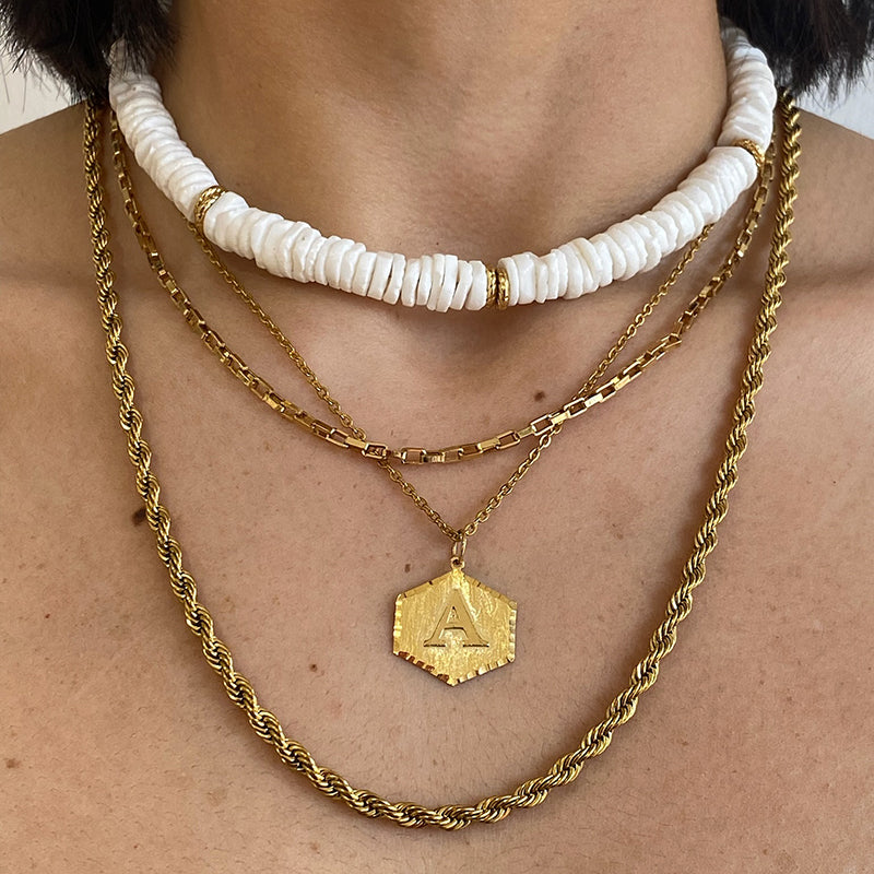 Collar Aloha con concha blanca circular y laminado de oro 18K