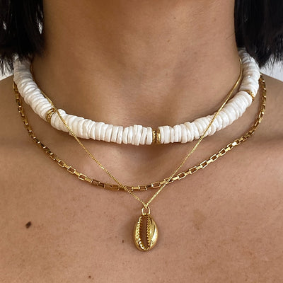 Collar Andrina de chapa de oro 18K con dije de concha de mar