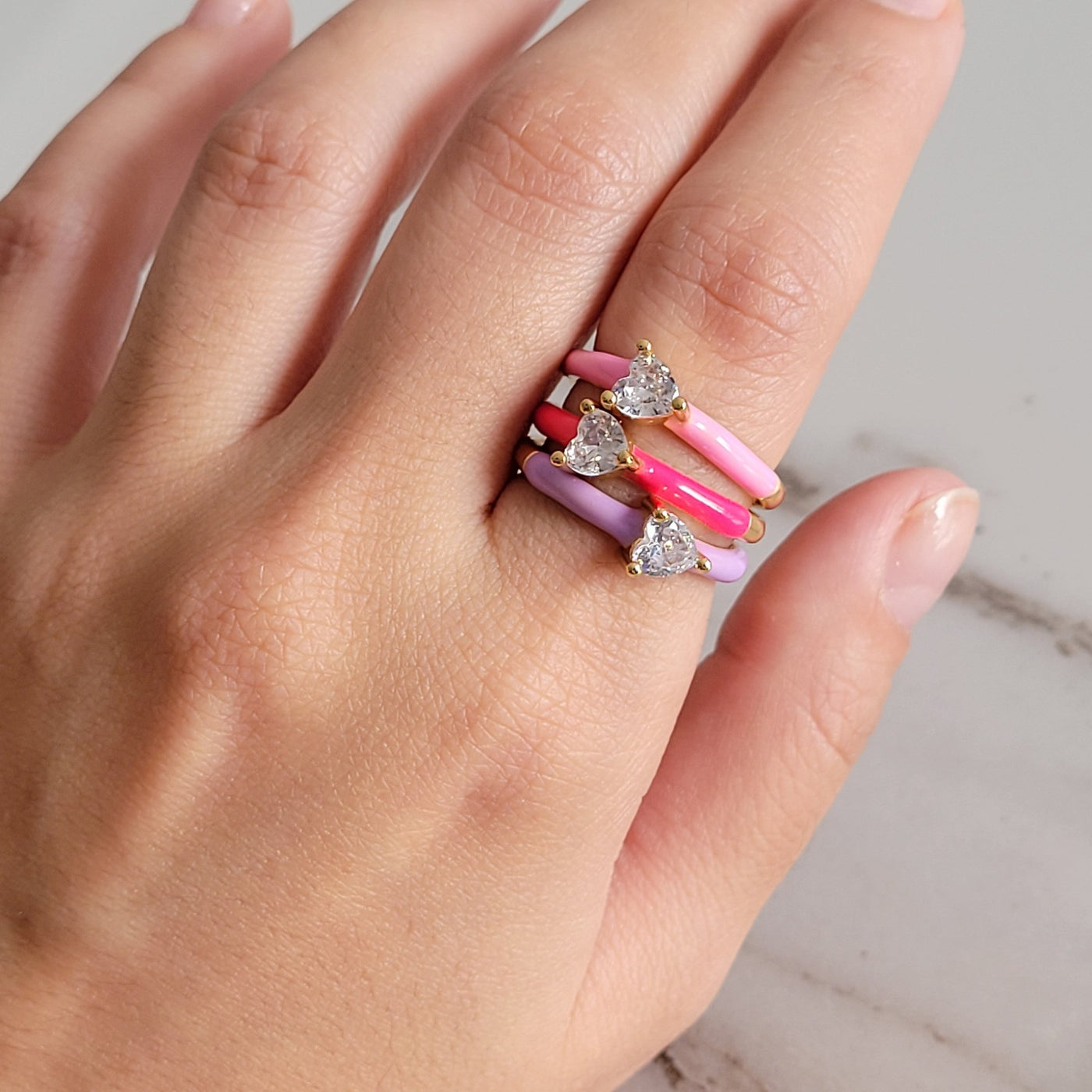 Anillo Darla Lila ajustable con chapa de oro de 18K y zirconia en triángulo - AMATINA Joyería