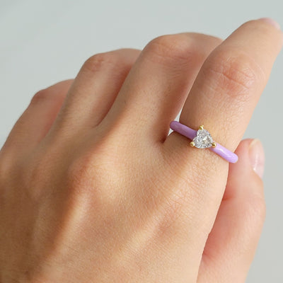 Anillo Darla Lila ajustable con chapa de oro de 18K y zirconia en triángulo - AMATINA Joyería