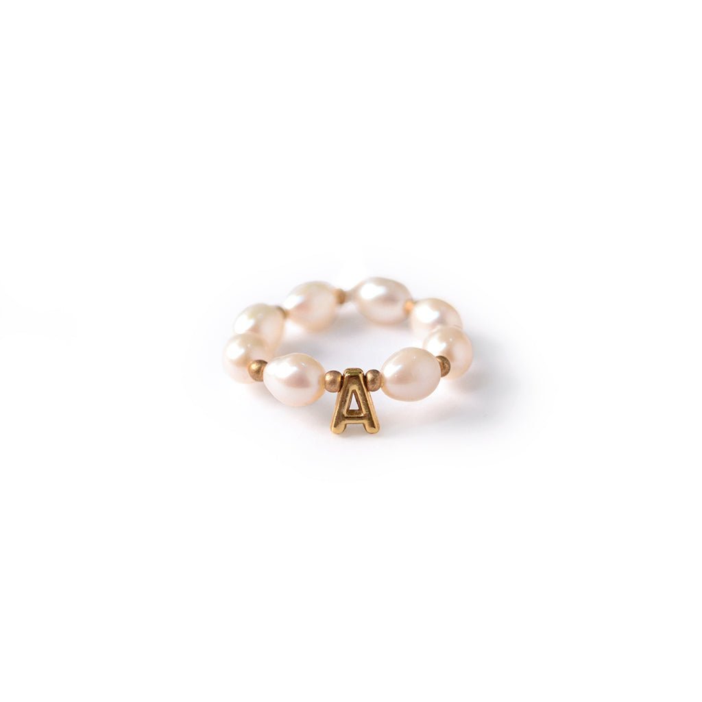 Anillo Laura con perlas de río e iniciales de chapa de oro de 18K - AMATINA Joyería