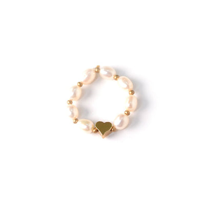 Anillo Laura con perlas de río y corazón de chapa de oro de 18K - AMATINA Joyería