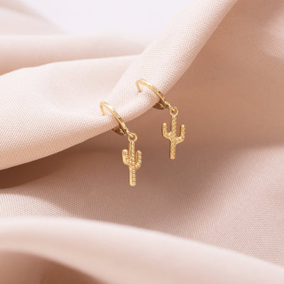 Arracadas Arizona con dije en forma de cactus con chapa de oro de 18K - AMATINA Joyería