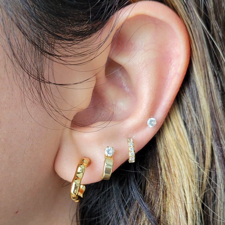 Arracadas Carolina con forma irregular cuadrada con chapa de oro de 18K - AMATINA Joyería