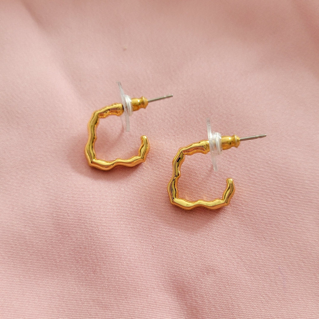Arracadas Carolina con forma irregular cuadrada con chapa de oro de 18K - AMATINA Joyería