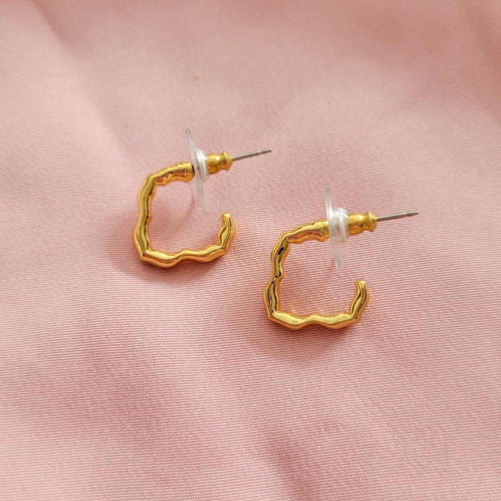 Arracadas Carolina con forma irregular cuadrada con chapa de oro de 18K - AMATINA Joyería