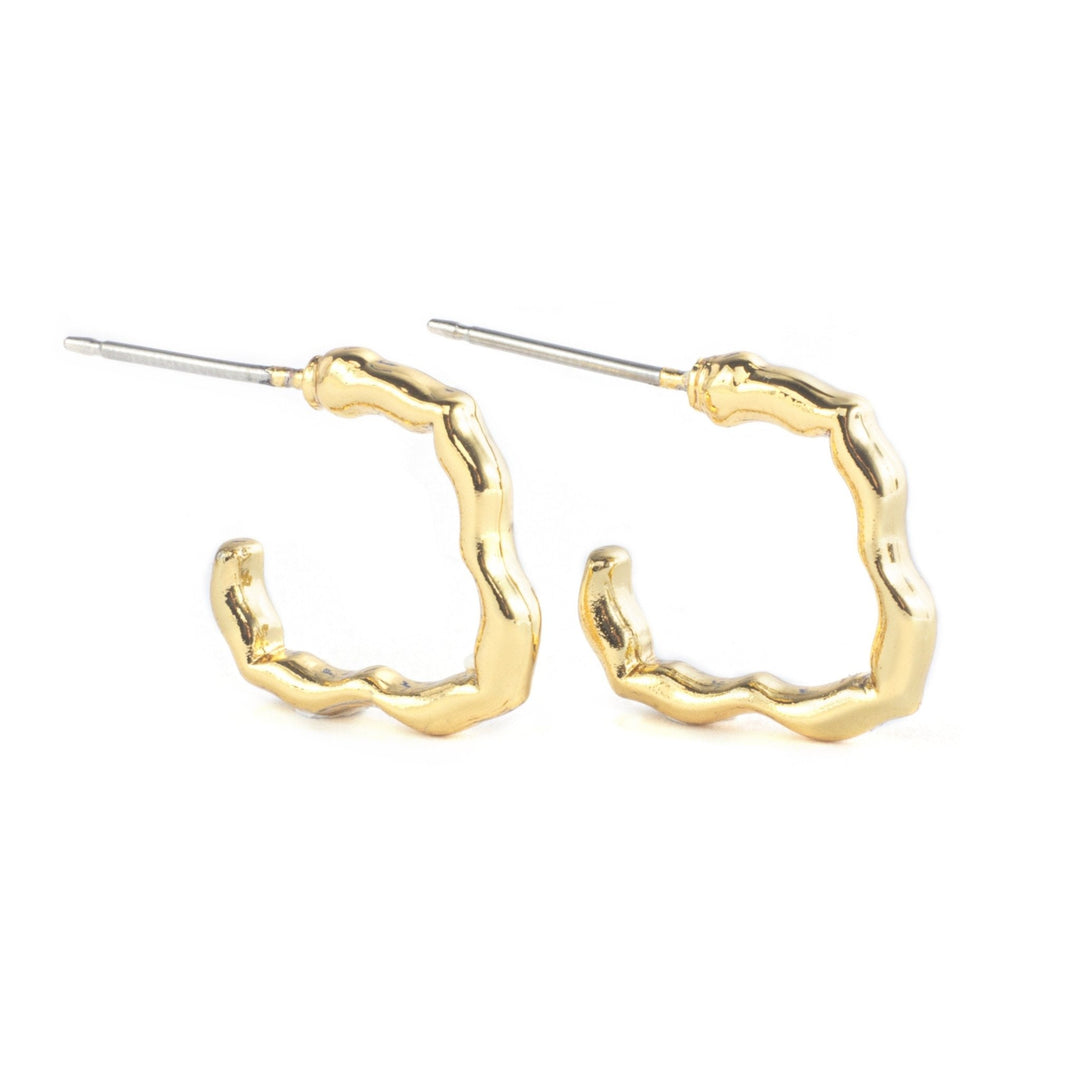 Arracadas Carolina con forma irregular cuadrada con chapa de oro de 18K - AMATINA Joyería