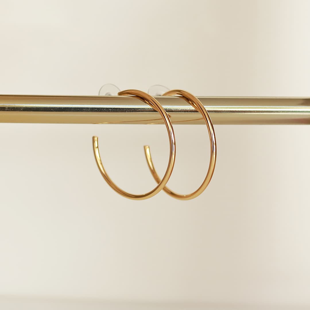 Arracadas Olga aro fino liso con chapa de oro amarillo 18K - AMATINA Joyería