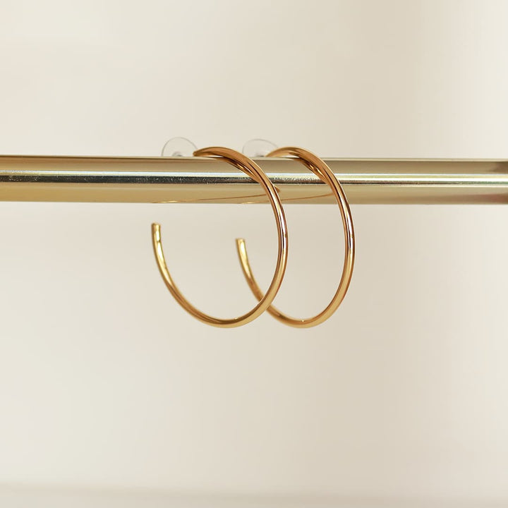Arracadas Olga aro fino liso con chapa de oro amarillo 18K - AMATINA Joyería