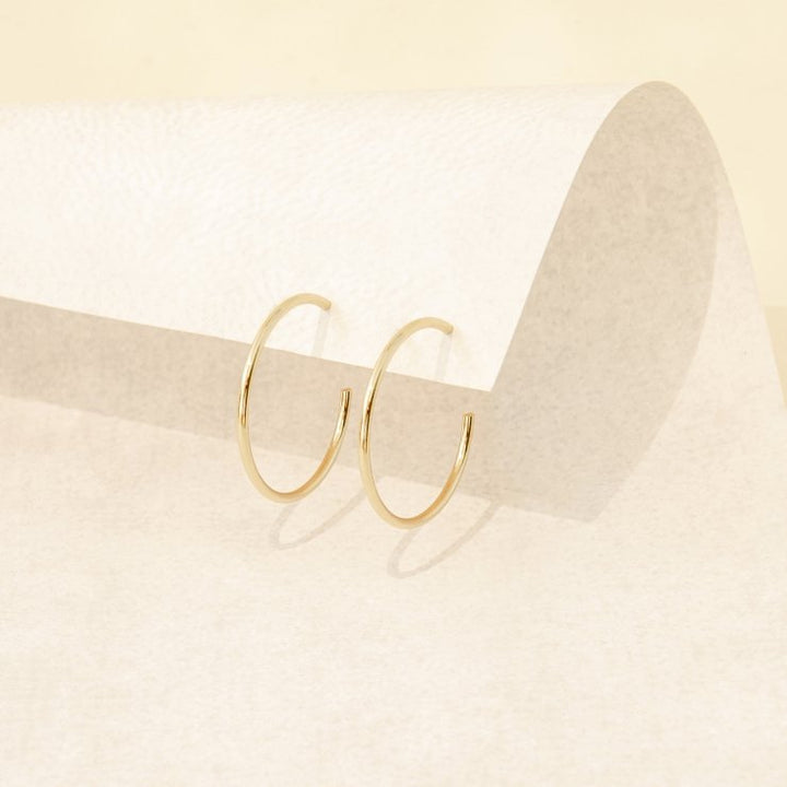 Arracadas Olga aro fino liso con chapa de oro amarillo 18K - AMATINA Joyería