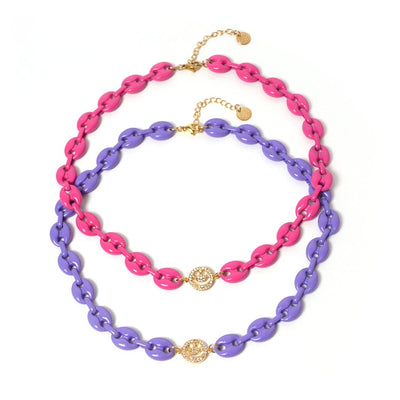 Collar Adriana choker de eslabones esmaltados con dije carita feliz en oro laminado de 18K con zirconias - AMATINA Joyería