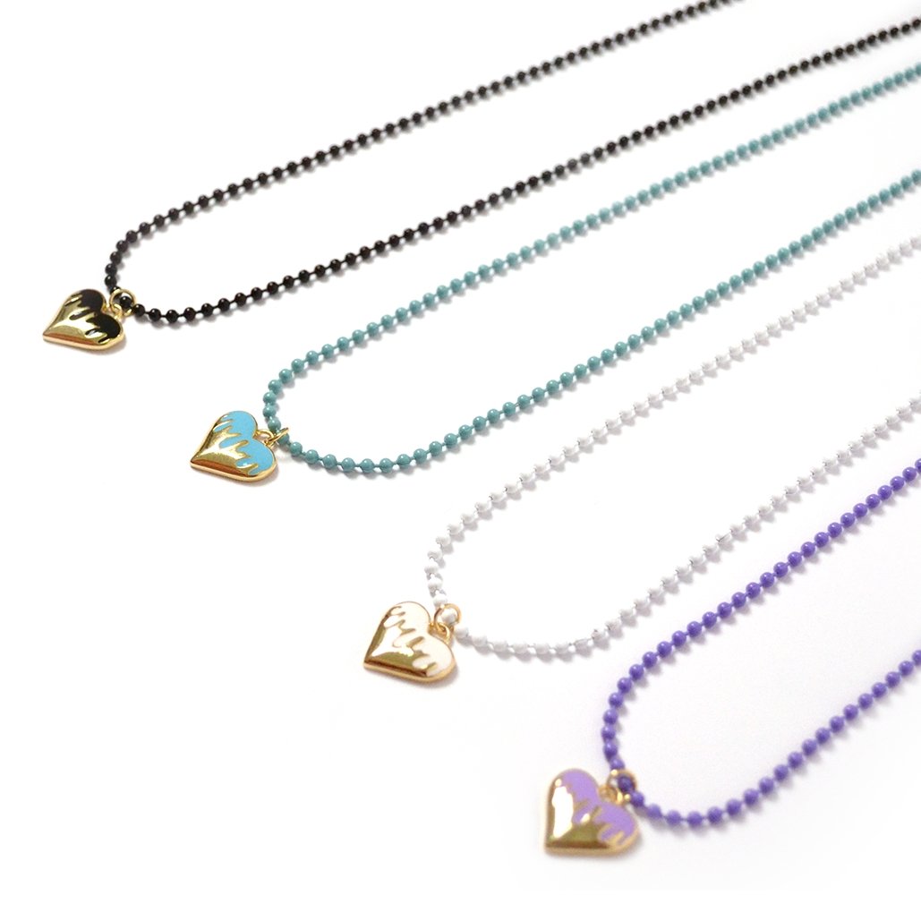 Collar Coralina de colores con dije de corazón y cadena esmaltada - AMATINA Joyería