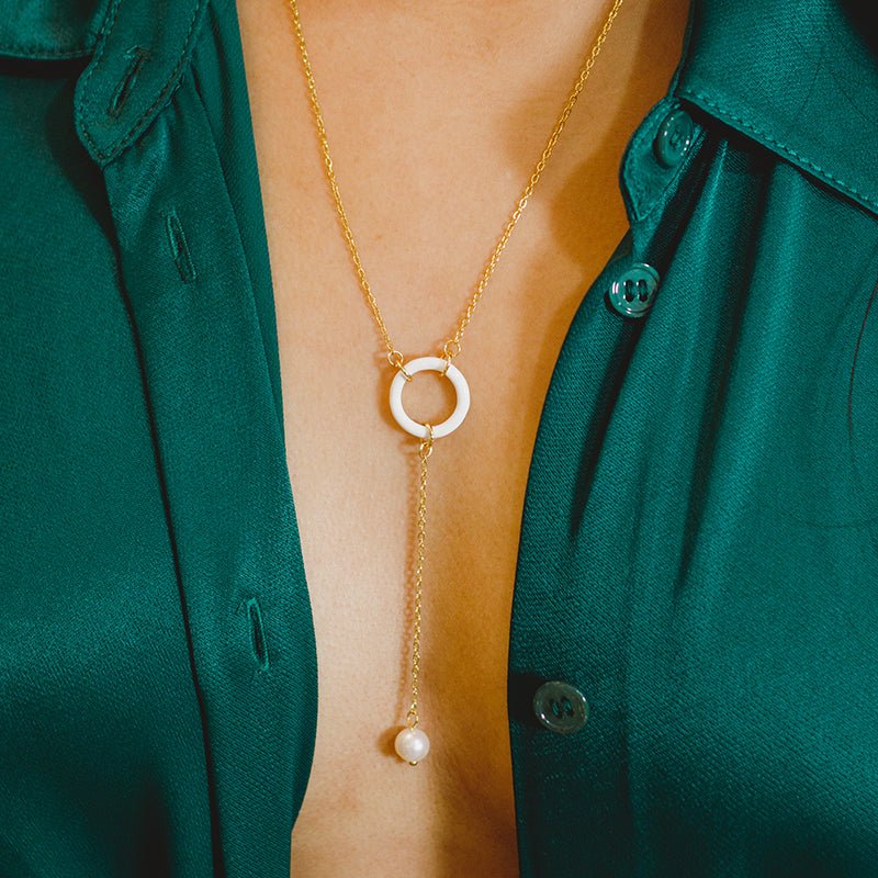 Collar Emily largo con dije de circulo y perla - AMATINA Joyería