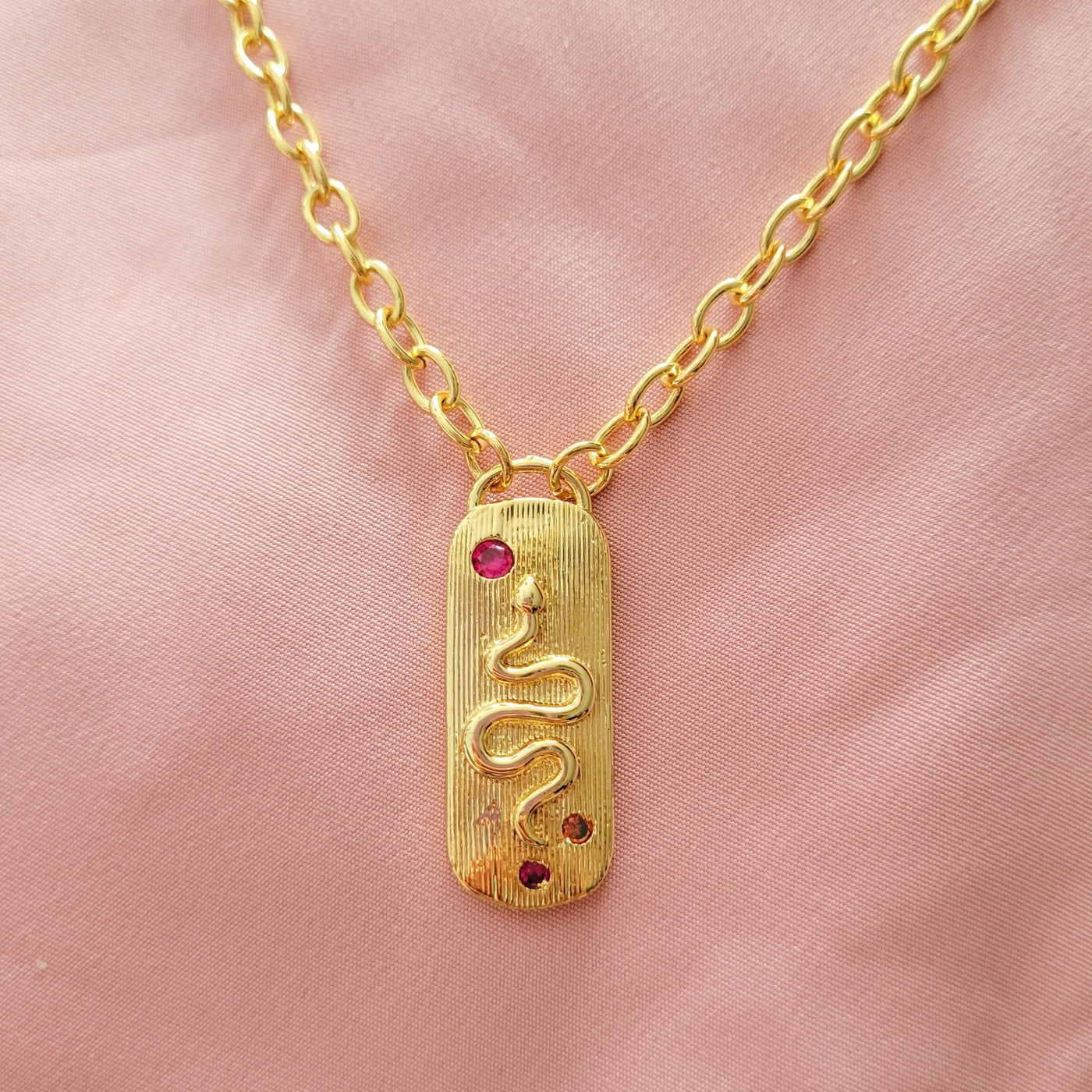 Collar Gariba djie de placa con serpiente chapeada en oro 18K - AMATINA Joyería