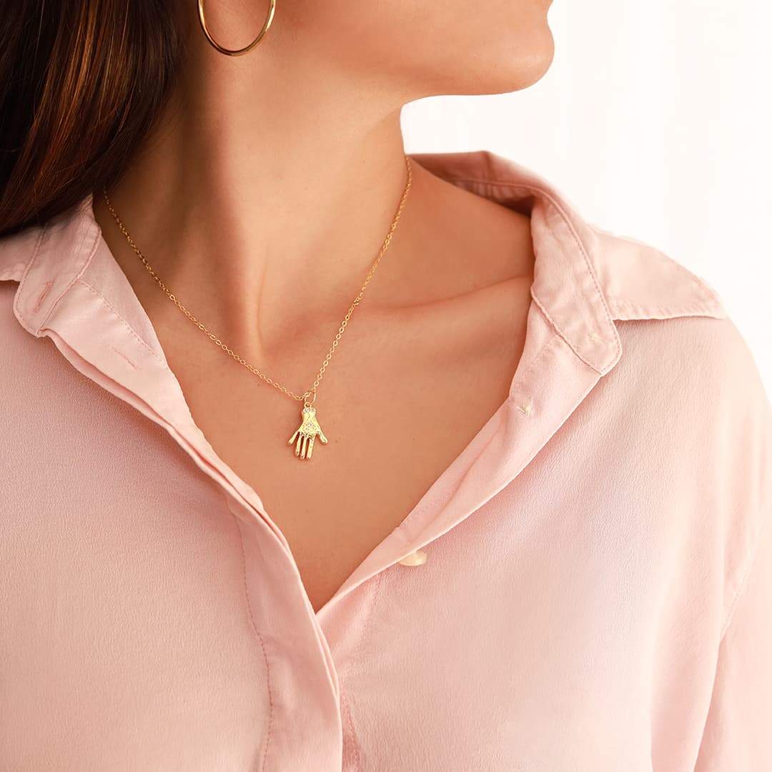 Collar Mano Mística con dije de mano con chapa de oro de 18K - AMATINA Joyería