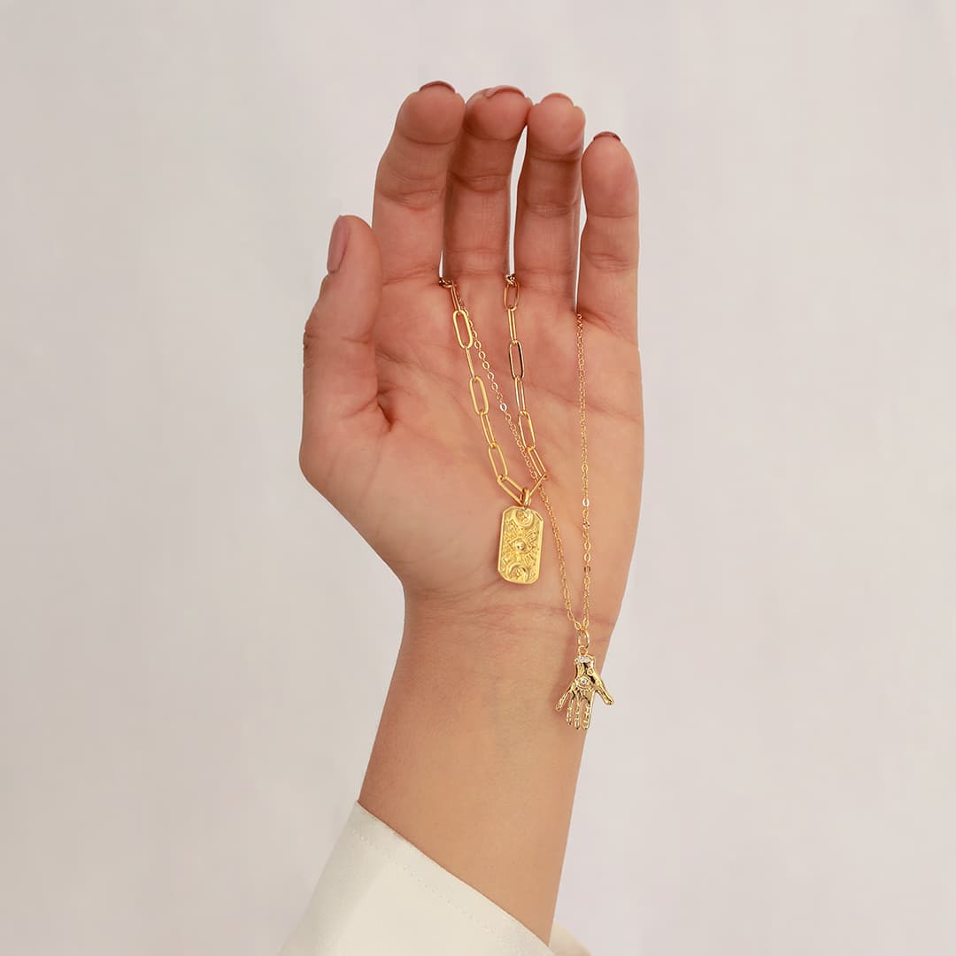 Collar Mano Mística con dije de mano con chapa de oro de 18K - AMATINA Joyería