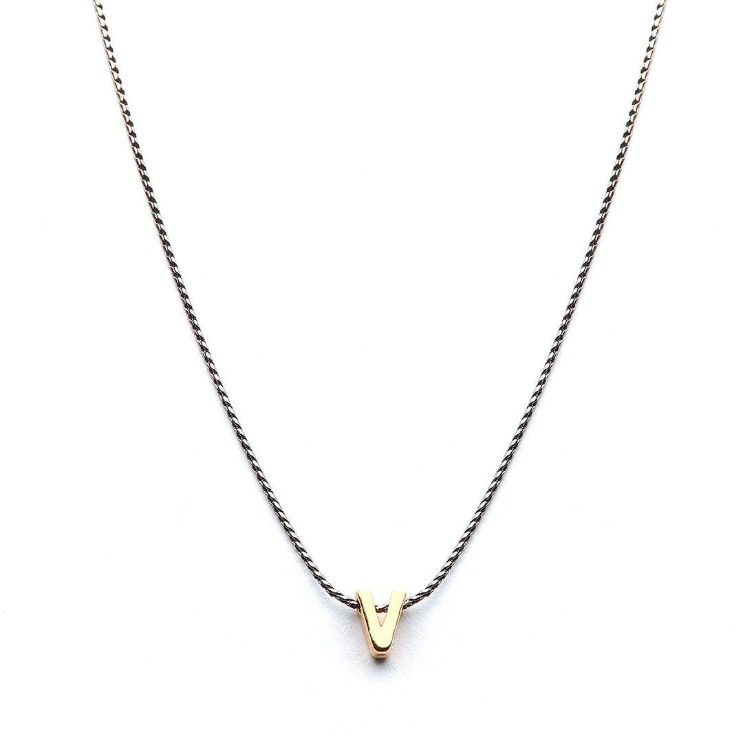 Collar Mundo de Iniciales con cadena bañada en rodio y dije de letra en chapa de oro 24K - AMATINA Joyería