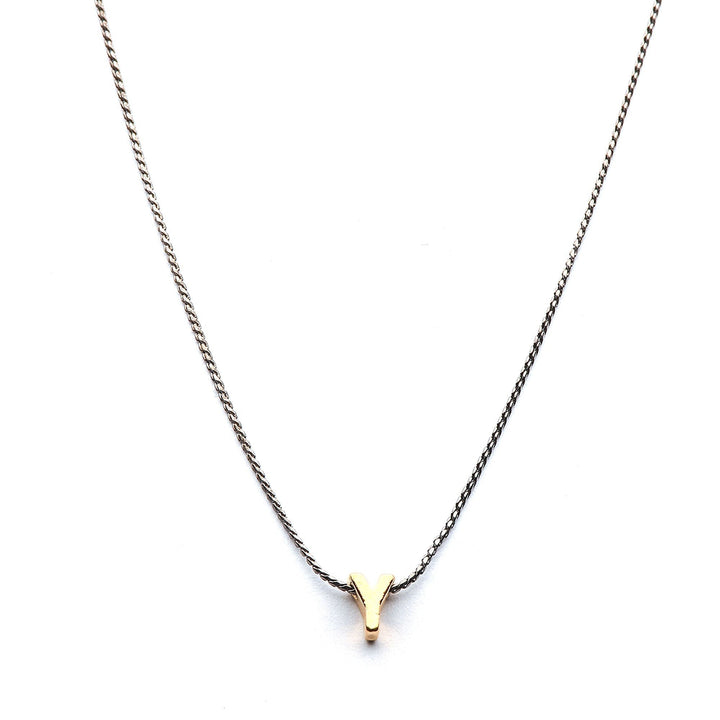 Collar Mundo de Iniciales con cadena bañada en rodio y dije de letra en chapa de oro 24K - AMATINA Joyería