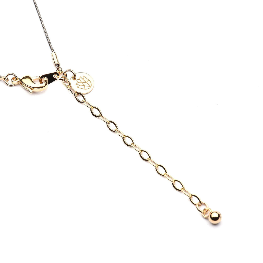 Collar Mundo de Iniciales con cadena bañada en rodio y dije de letra en chapa de oro 24K - AMATINA Joyería