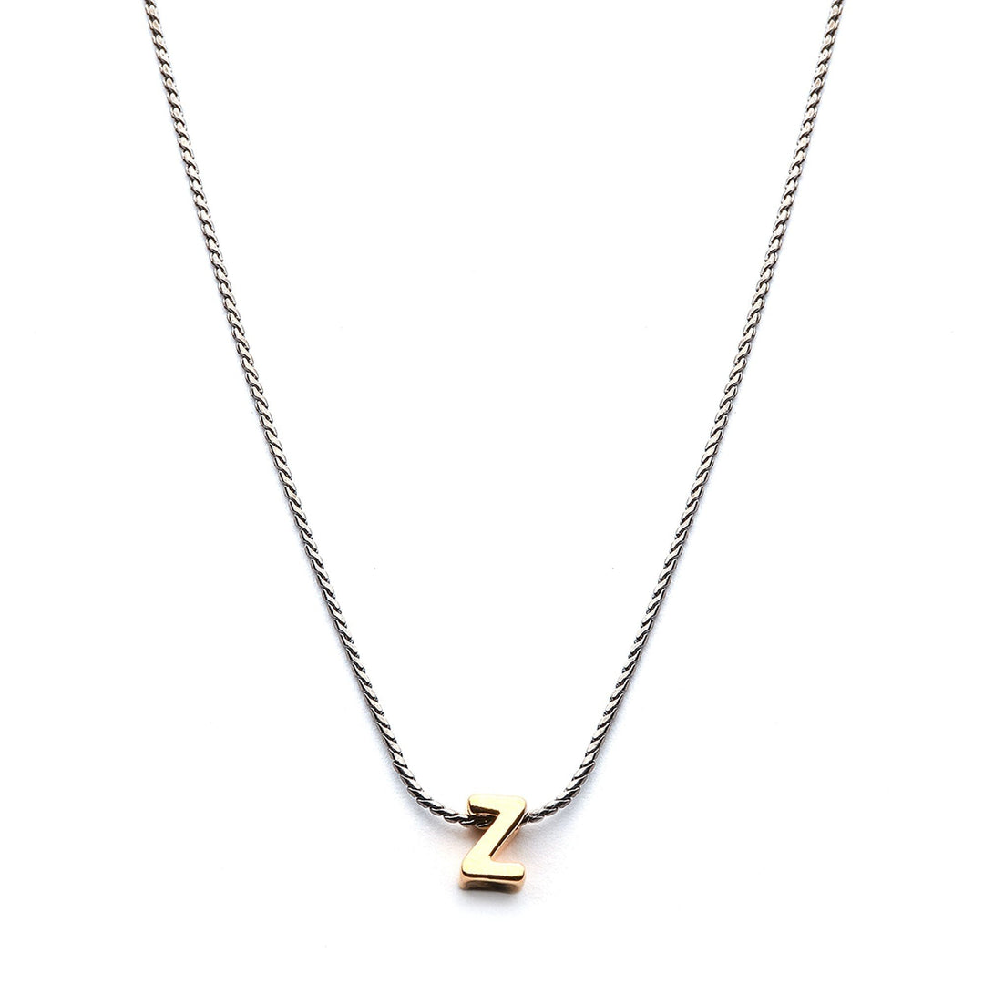 Collar Mundo de Iniciales con cadena bañada en rodio y dije de letra en chapa de oro 24K - AMATINA Joyería