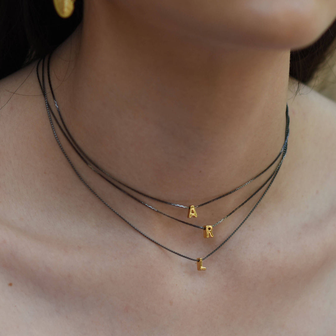 Collar Mundo de Iniciales con cadena bañada en rodio y dije de letra en chapa de oro 24K - AMATINA Joyería
