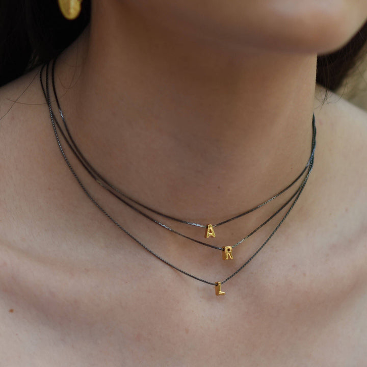 Collar Mundo de Iniciales con cadena bañada en rodio y dije de letra en chapa de oro 24K - AMATINA Joyería