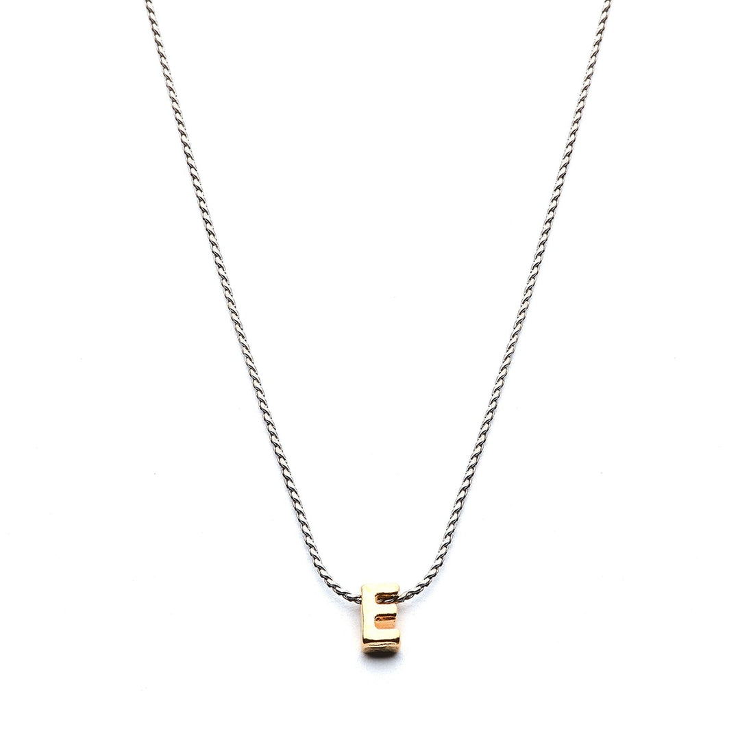 Collar Mundo de Iniciales con cadena bañada en rodio y dije de letra en chapa de oro 24K - AMATINA Joyería
