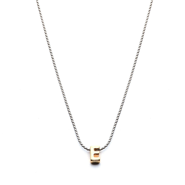 Collar Mundo de Iniciales con cadena bañada en rodio y dije de letra en chapa de oro 24K - AMATINA Joyería