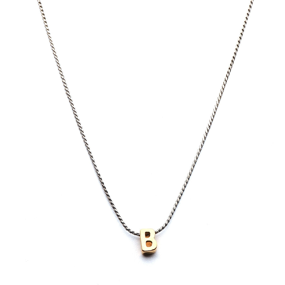 Collar Mundo de Iniciales con cadena bañada en rodio y dije de letra en chapa de oro 24K - AMATINA Joyería