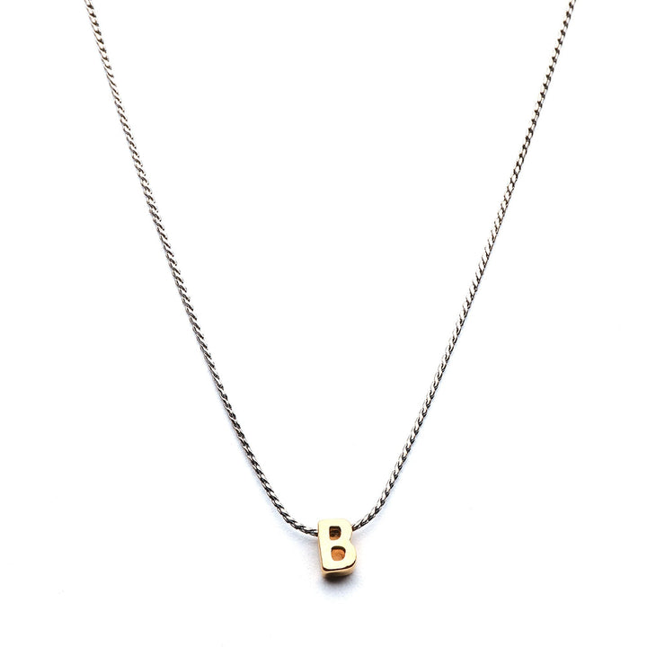 Collar Mundo de Iniciales con cadena bañada en rodio y dije de letra en chapa de oro 24K - AMATINA Joyería