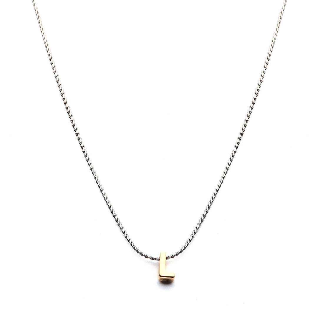 Collar Mundo de Iniciales con cadena bañada en rodio y dije de letra en chapa de oro 24K - AMATINA Joyería