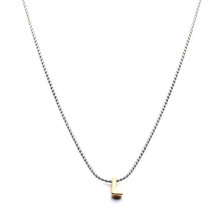 Collar Mundo de Iniciales con cadena bañada en rodio y dije de letra en chapa de oro 24K - AMATINA Joyería