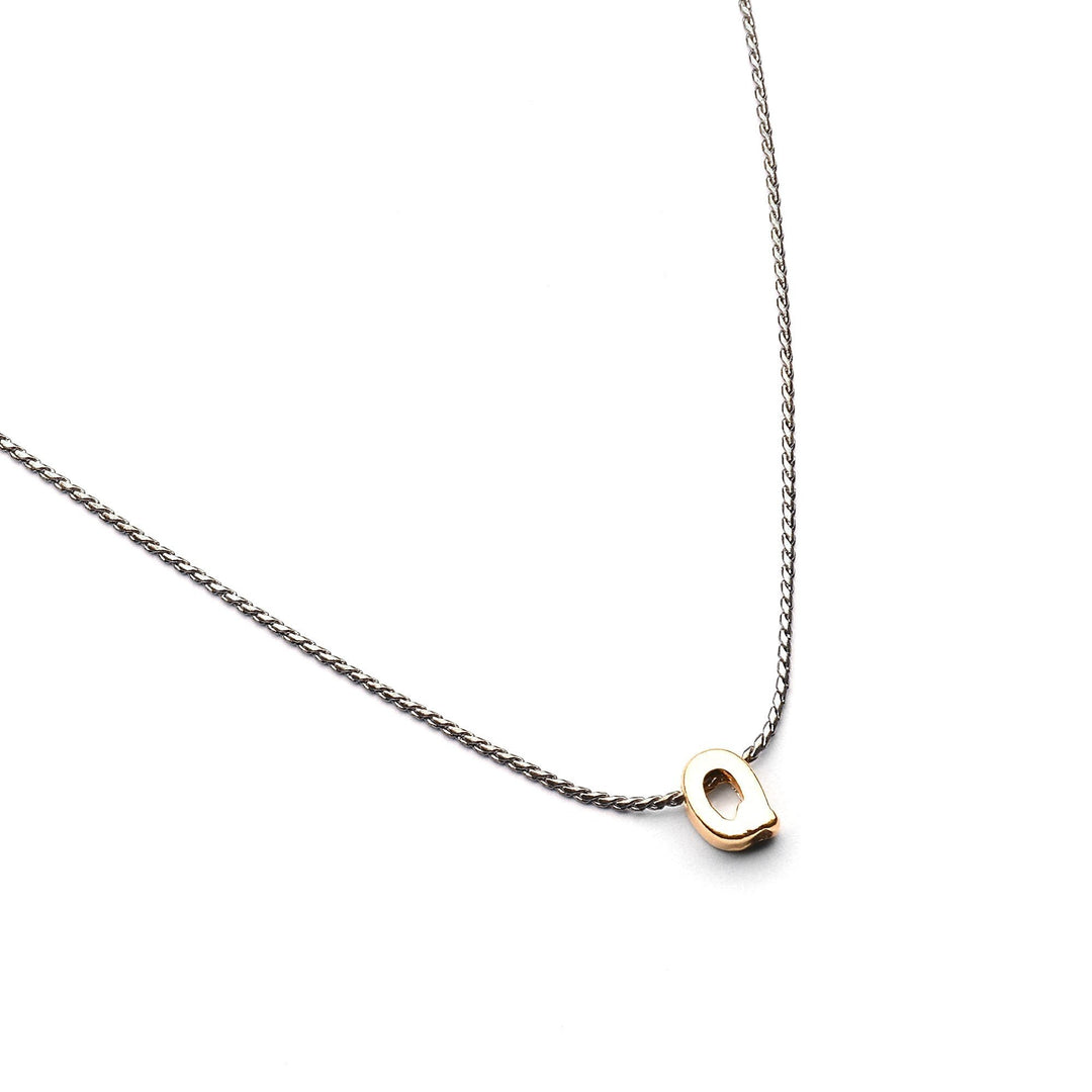 Collar Mundo de Iniciales con cadena bañada en rodio y dije de letra en chapa de oro 24K - AMATINA Joyería