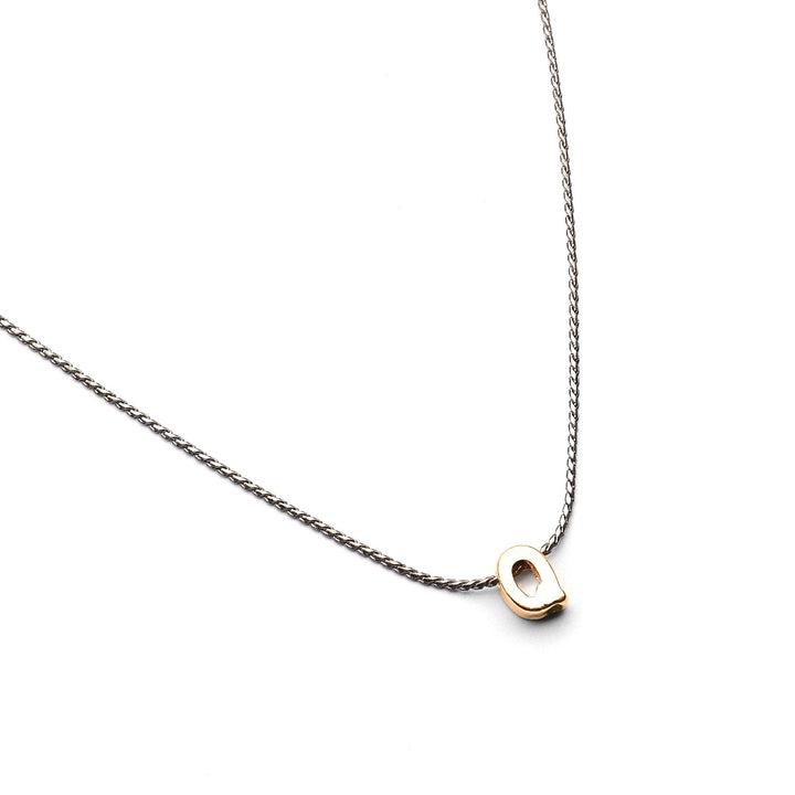 Collar Mundo de Iniciales con cadena bañada en rodio y dije de letra en chapa de oro 24K - AMATINA Joyería