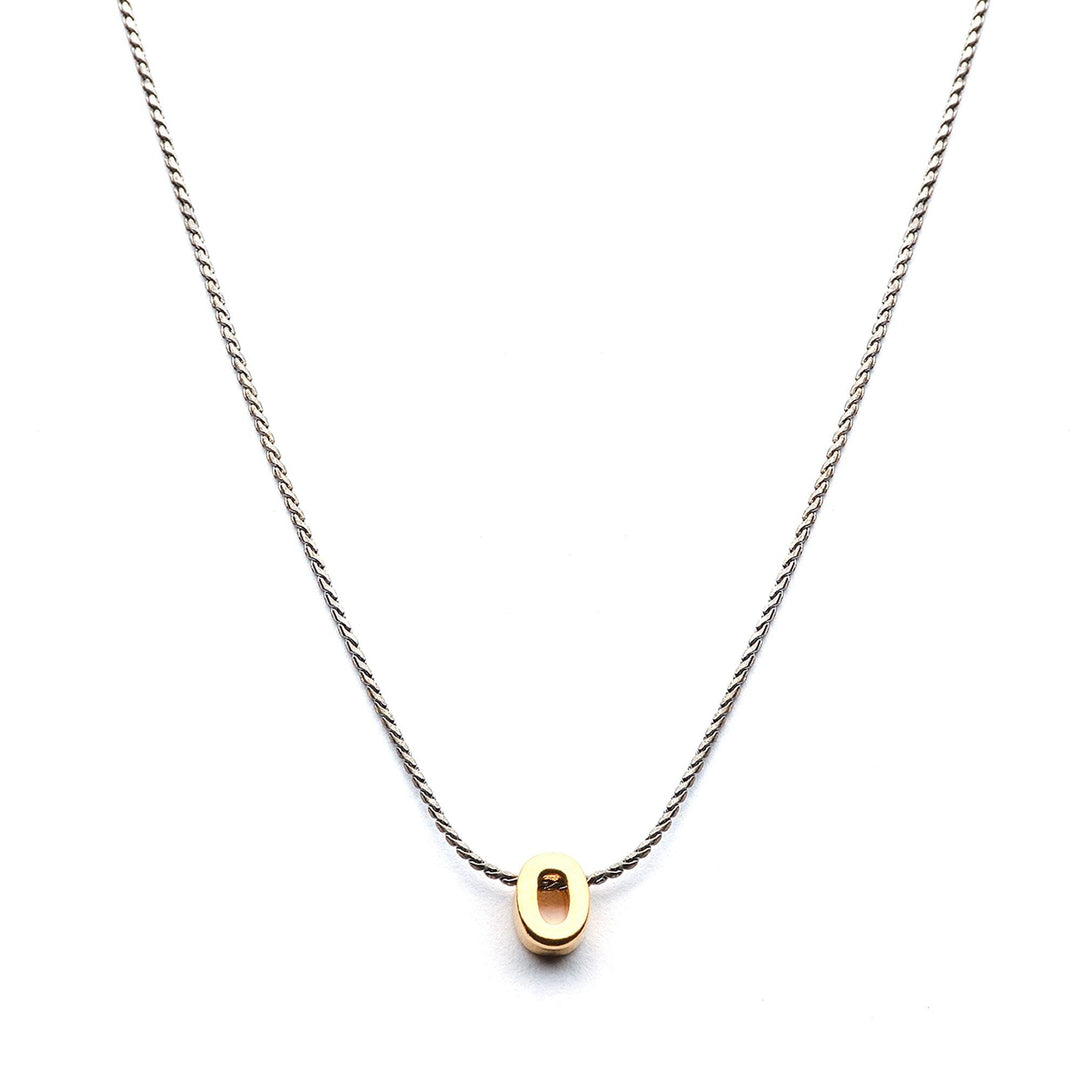 Collar Mundo de Iniciales con cadena bañada en rodio y dije de letra en chapa de oro 24K - AMATINA Joyería