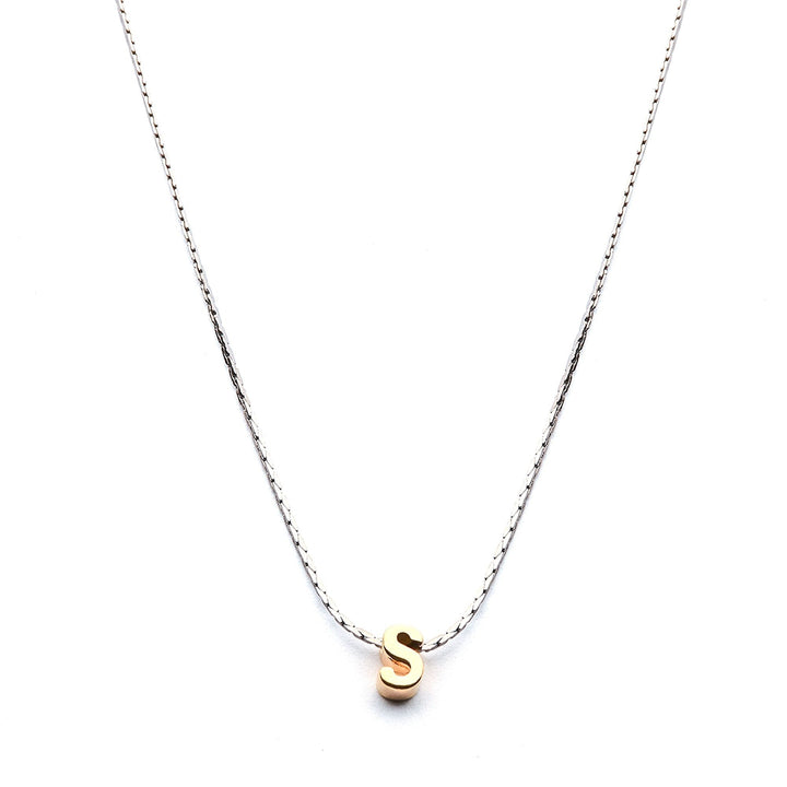 Collar Mundo de Iniciales con cadena bañada en rodio y dije de letra en chapa de oro 24K - AMATINA Joyería
