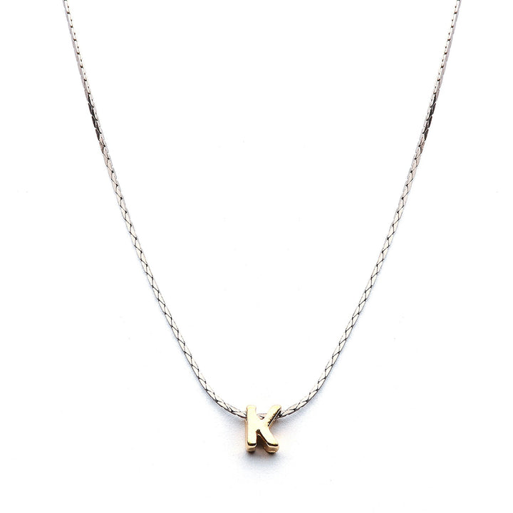 Collar Mundo de Iniciales con cadena bañada en rodio y dije de letra en chapa de oro 24K - AMATINA Joyería