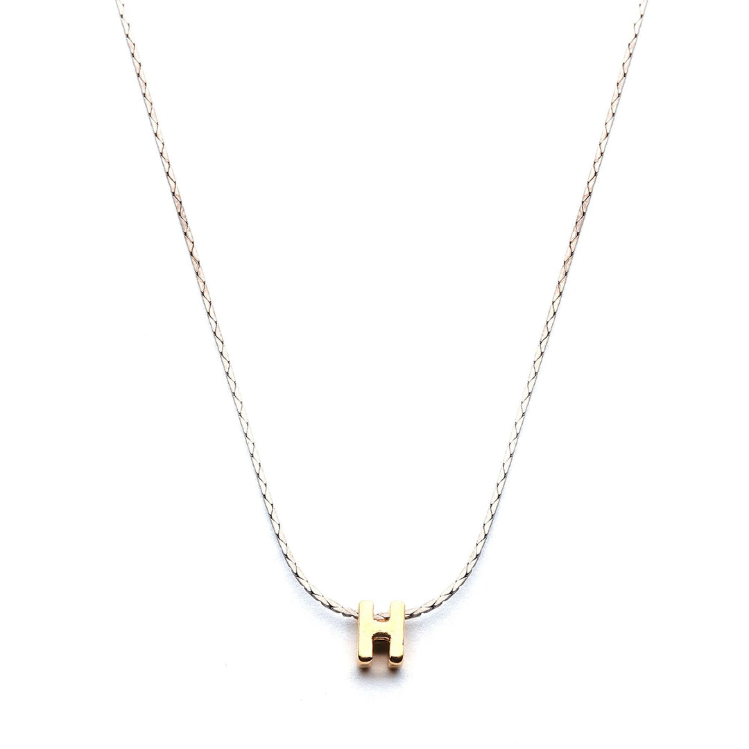 Collar Mundo de Iniciales con cadena bañada en rodio y dije de letra en chapa de oro 24K - AMATINA Joyería