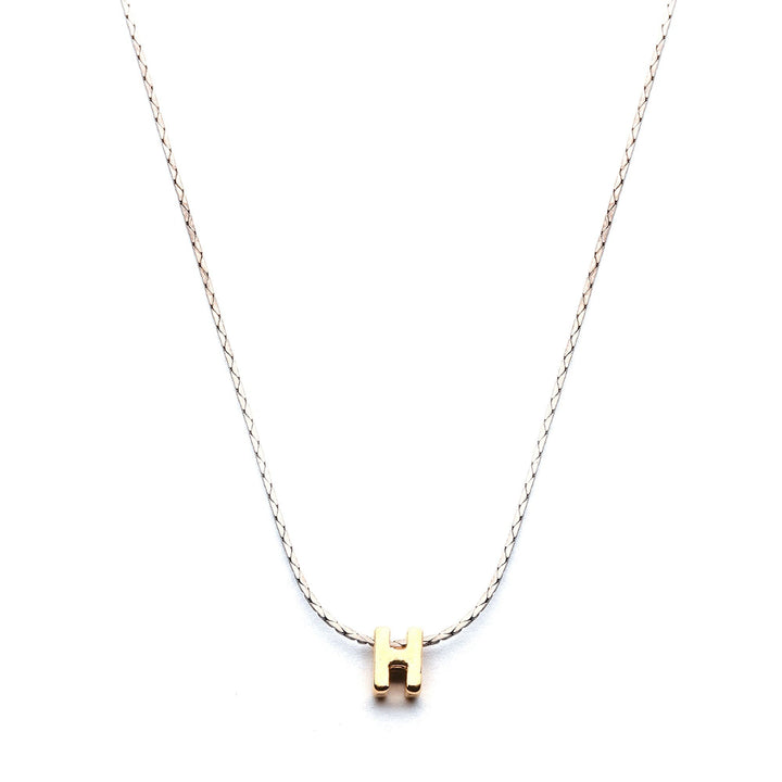 Collar Mundo de Iniciales con cadena bañada en rodio y dije de letra en chapa de oro 24K - AMATINA Joyería
