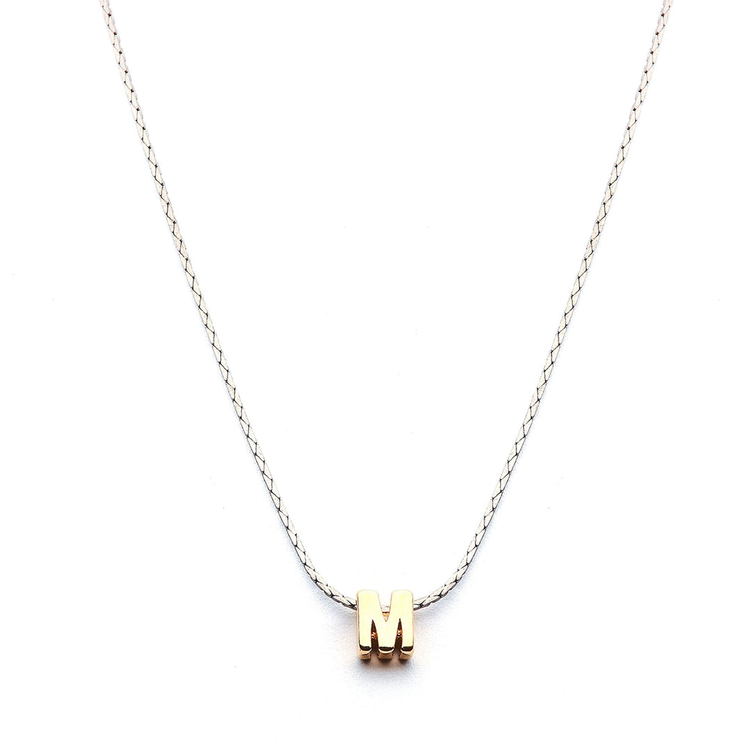 Collar Mundo de Iniciales con cadena bañada en rodio y dije de letra en chapa de oro 24K - AMATINA Joyería