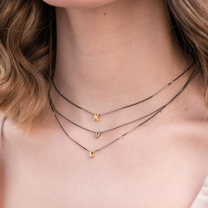 Collar Mundo de Iniciales con cadena bañada en rodio y dije de letra en chapa de oro 24K - AMATINA Joyería