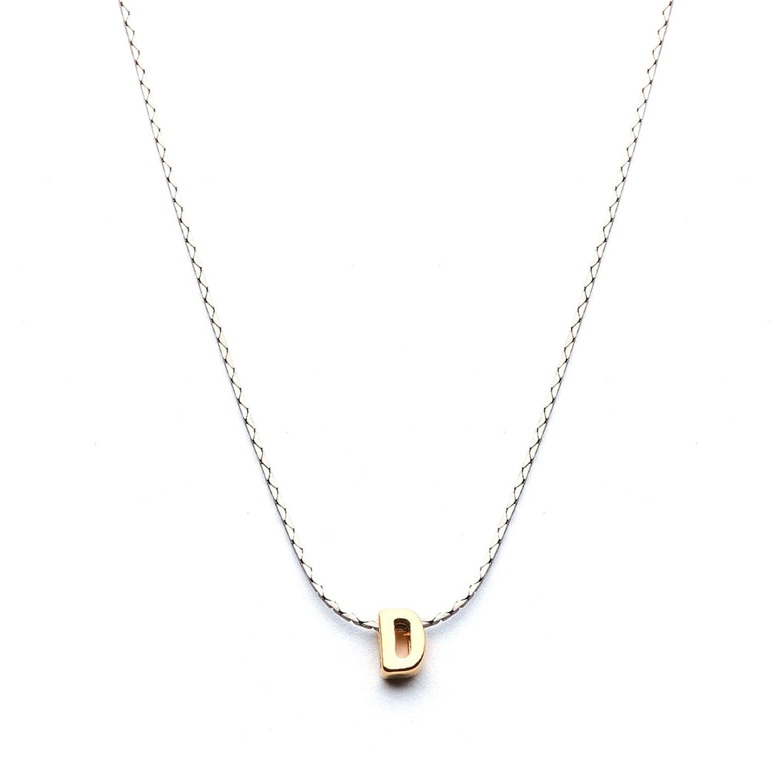 Collar Mundo de Iniciales con cadena bañada en rodio y dije de letra en chapa de oro 24K - AMATINA Joyería