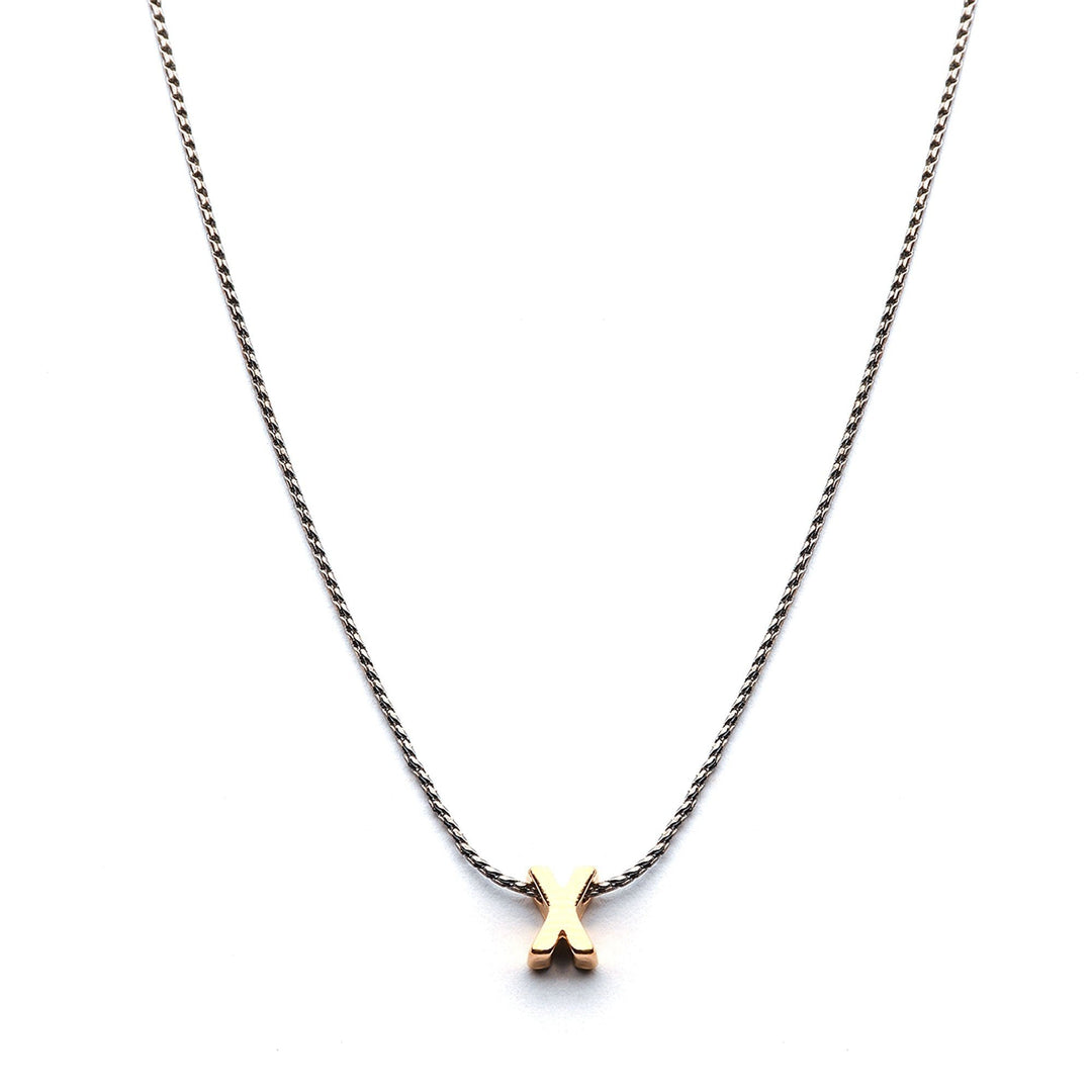 Collar Mundo de Iniciales con cadena bañada en rodio y dije de letra en chapa de oro 24K - AMATINA Joyería