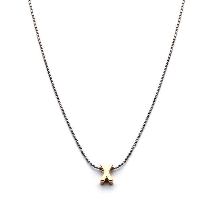 Collar Mundo de Iniciales con cadena bañada en rodio y dije de letra en chapa de oro 24K - AMATINA Joyería