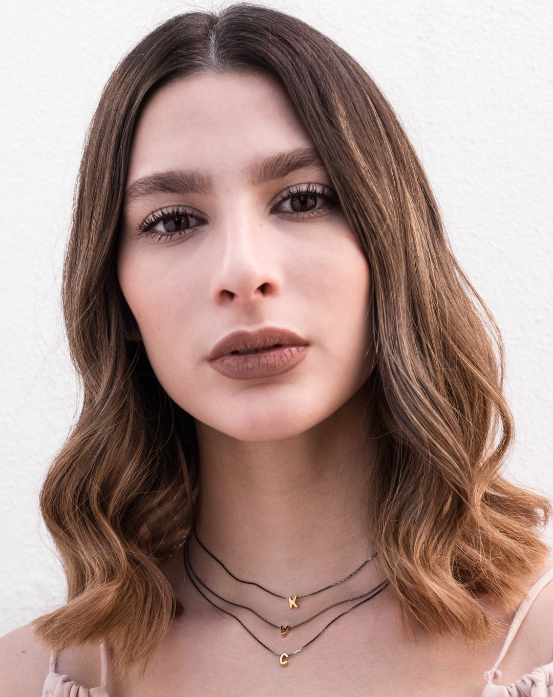Collar Mundo de Iniciales con cadena bañada en rodio y dije de letra en chapa de oro 24K - AMATINA Joyería