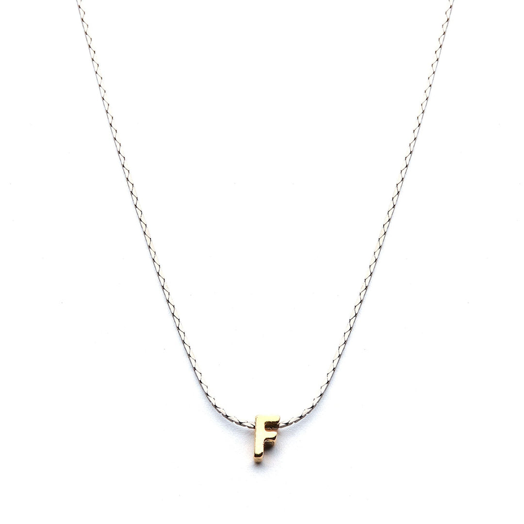 Collar Mundo de Iniciales con cadena bañada en rodio y dije de letra en chapa de oro 24K - AMATINA Joyería