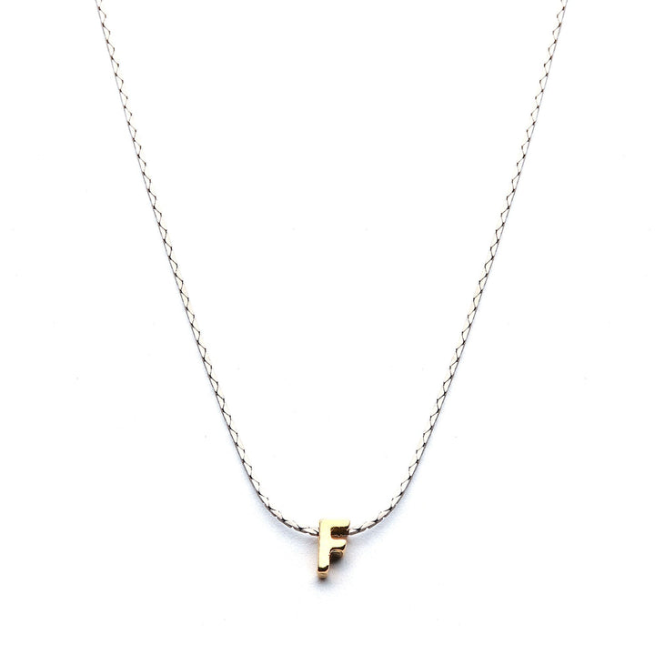 Collar Mundo de Iniciales con cadena bañada en rodio y dije de letra en chapa de oro 24K - AMATINA Joyería
