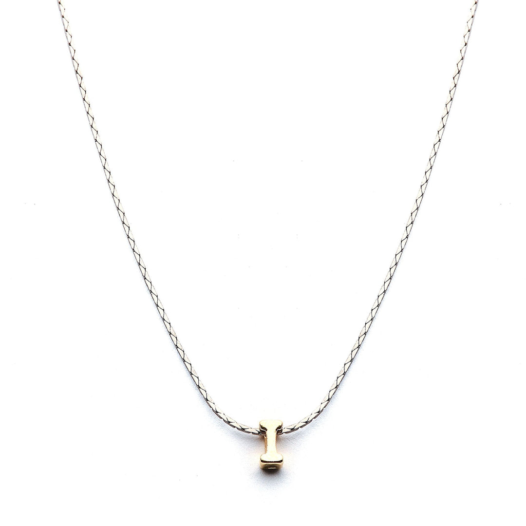 Collar Mundo de Iniciales con cadena bañada en rodio y dije de letra en chapa de oro 24K - AMATINA Joyería