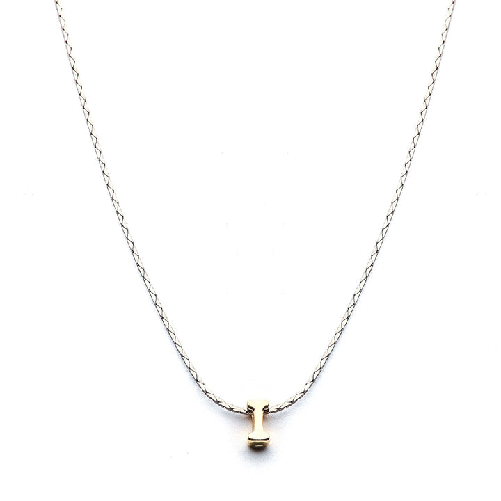 Collar Mundo de Iniciales con cadena bañada en rodio y dije de letra en chapa de oro 24K - AMATINA Joyería