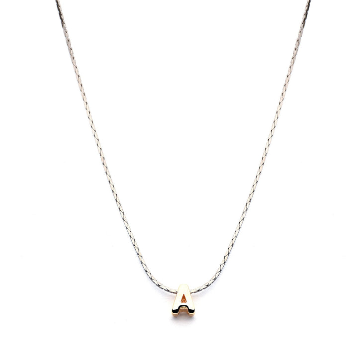 Collar Mundo de Iniciales con cadena bañada en rodio y dije de letra en chapa de oro 24K - AMATINA Joyería